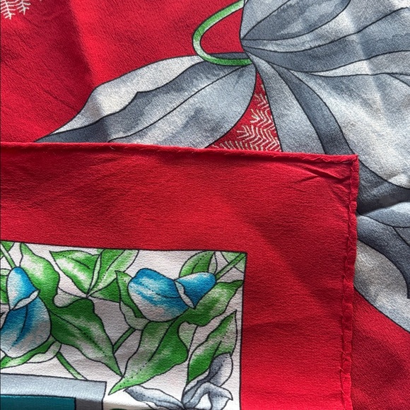 GUCCI Vintage 1970s Silk Floral Butterfly Scarf made in Italy - Picture 5 of 10